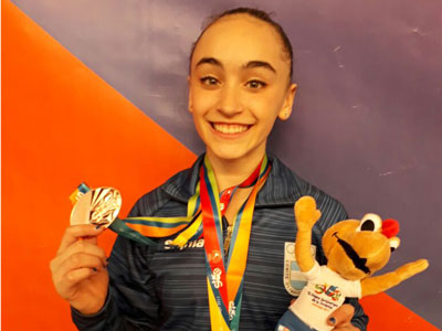 Olivia contenta con su medalla en la prueba individual de los Suramericanos.
