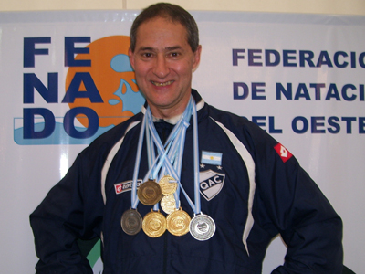 Omar Pineda con el escudo y las medallas en su pecho.