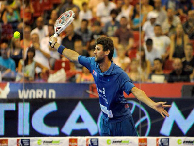 Guga Vázquez le pega de revés, en el torneo jugado en Alicante.
