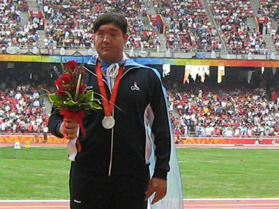 Baldassarri en el podio de Beijing, después de ganar la medalla de Plata.