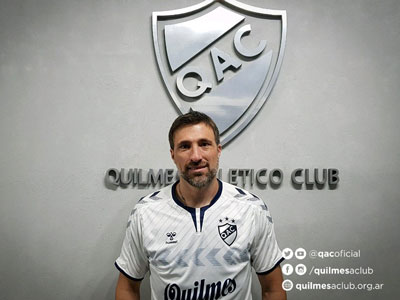 Pavone se puso la camiseta del QAC, después de firmar su contrato.