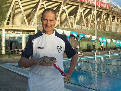 Omar Pineda disfruta de sus medallas, con el estadio de Córdoba de fondo.