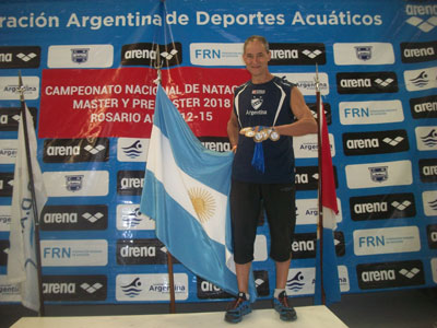 Omar Pineda en el podio de Rosario y con todas sus medallas.