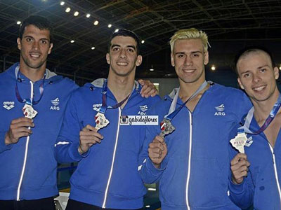 Rodriguez y sus compañeros muestran la medalla de Plata ganada en Perú.
