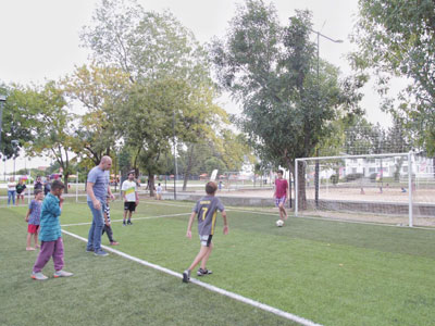 El Intendente Molina con los chicos, jugando la nueva cancha de Fútbol 5.