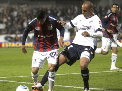 Martínez marca de cerca a una de las figuras del juego, Gonzalo Verón.