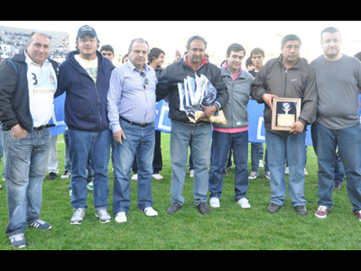 Los representantes del Quilmes catamarqueño recibieron plaquetas en el campo de juego.