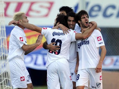 El equipo festeja el gol de Cerro, el que abrió el triunfo ante el Ciclón.