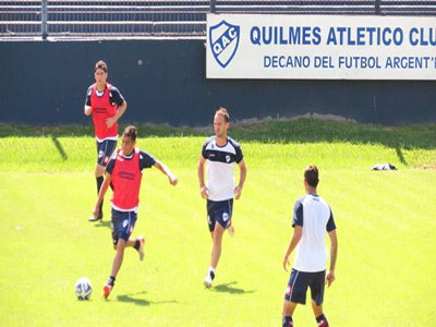 Práctica futbolística de Quilmes, en la previa a este partido en La Plata.