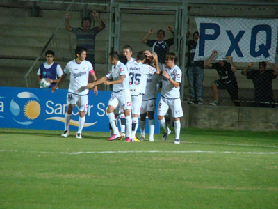 Todo Quilmes festeja uno de los goles de Cauteruccio en la noche sanjuanina.