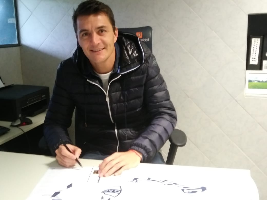 Leandro González firmando un nuevo contrato con el Cervecero.