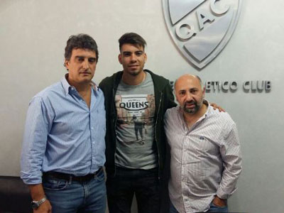 El uruguayo Silva posa con dirigentes después de firmar su contrato con el QAC.
