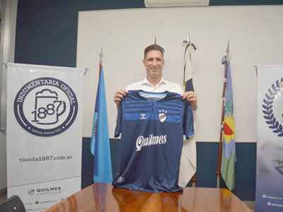 Sava muestra la camiseta de Quilmes, después de firmar su contrato.