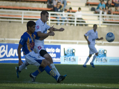 Martín Giménez pelea una pelota. Luego convertiría el segundo gol.