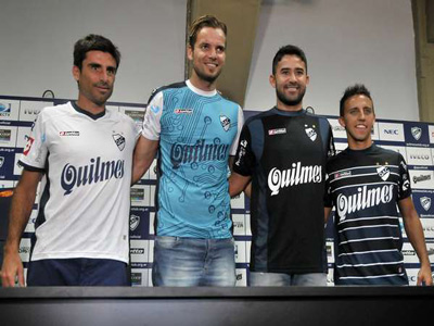 Los futbolistas, modelos en la presentación de las nuevas camisetas del QAC.