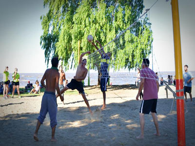 El beach vóley fue uno de los deportes elegidos por la gente en la Ribera.