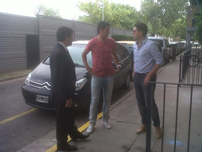 Al arribar al estadio, Ríos charla con su representante y con Andrés Meiszner.