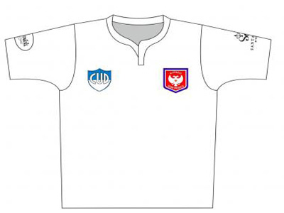 La camiseta con escudos compartidos: CUQ y Don Bosco.