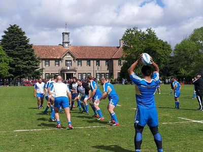 Los All Blacks, vestidos de azul, entrenan en el St. George's College.
