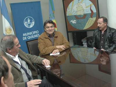 Gutiérrez, en pleno anuncio, junto al Presidente del QAC.