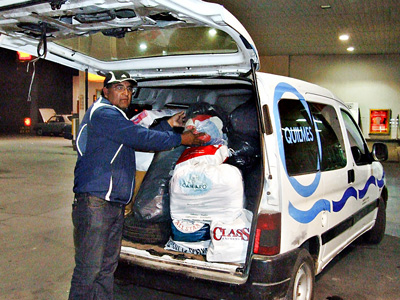 Antonio González, coordinador de la Liga, con la camioneta llena de donaciones.