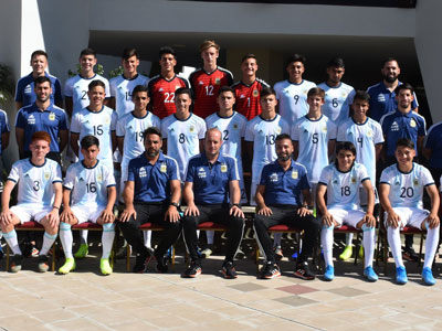 Foto grupal y plantel argentino listo para el debut sudamericano.
