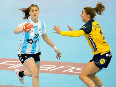 Elke Karsten lleva la pelota en uno de los ataques argentinos ante Suecia.