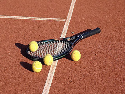 La Subcomisión de Tenis del QAC organiza un torneo abierto en categoría libre y mayores de 50 años.