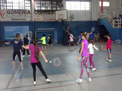 Chicos y chicas disfrutando del encuentro de escuelas de tenis en el Quilmes Oeste.