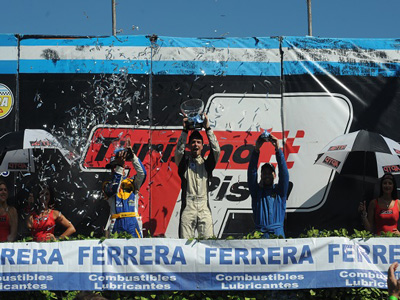 Tomás Fineschi festeja su triunfo en el último podio de la temporada.