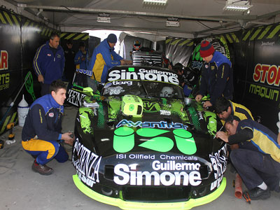 El equipo completo trabajando en el Ford de la Rana Giallombardo.