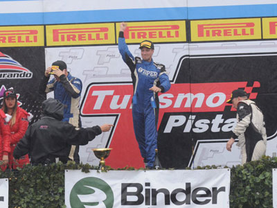 Festejo de Tomás Fineschi bajo la lluvia en el podio de la Clase Tres.