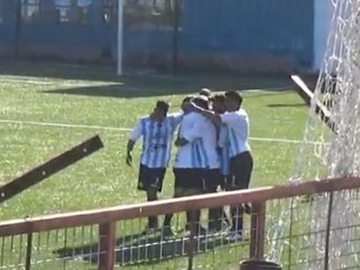 Festejo de Cristofanelli con sus compañeros, en el gol del triunfo de Argentino de Quilmes.
