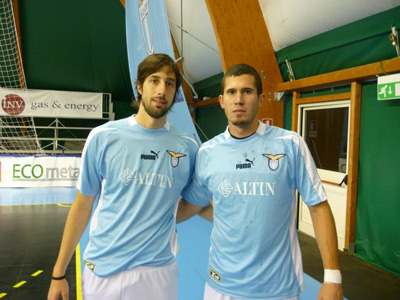 Truffini, a la izquierda de la imágen, con la casaca de la Lazio.
