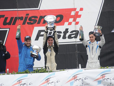 Tomás levanta la copa que ganó en su primer triunfo en el Turismo Pista en La Plata.