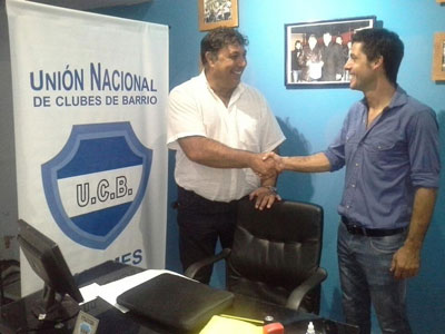 El presidente de la Unión de Clubes de Quilmes y el representante nacional estrechan sus manos.