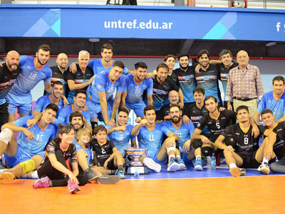 Rodrigo Palumbo festeja junto a sus compañeros de UNTreF, campeones de la Copa Challenge.