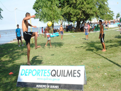 Fútbol-tenis, una de las actividades que hay en la Ribera durante el verano.
