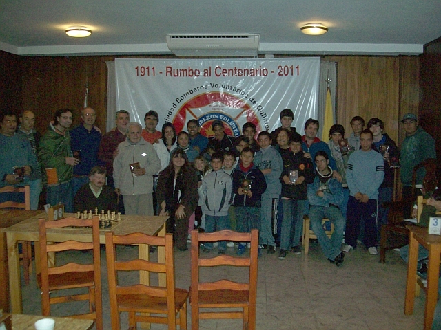 Gran parte de los participantes del torneo, en medio de la foto de cierre.